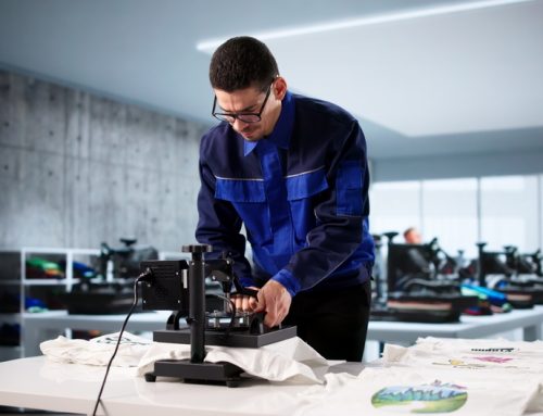 Najlepsze techniki nadruku na odzieży roboczej – poradnik dla firm
